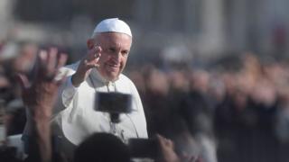 Папа Франциск приветствует собравшихся с мобильного папы после празднования Мессы, посвященной окончанию юбилея милосердия, 20 ноября 2016 года в Ватикане.