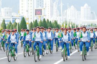 Mass cycle rally in Turkmenistan (file photo)