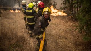 Bombero apagando un incendio