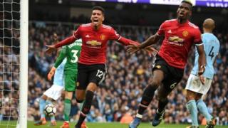 Paul Pogba (a dama) da Chris Smalling na murna