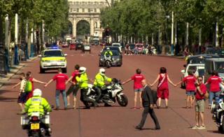 The motorcade bringing Boris Johnson to Buckingham Palace is disrupted by protesters