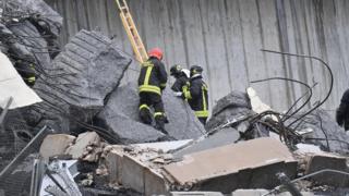 спасатели разбирают завалы