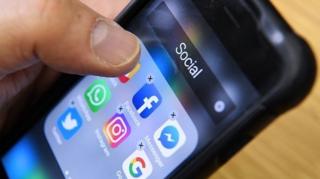 Media sosial menawarkan banyak manfaat, tetapi juga mengandung bahaya kebocoran data pribadi.