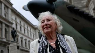 Дама Вера Линн в 2010 году на церемонии, посвященной 70-летию битвы за Британию в центре Лондона