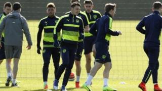 Mesut Ozil tare da 'yan wasan Arsenal lokacin atisaye