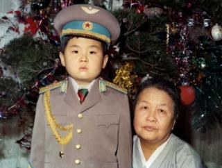 少年金正男与外婆