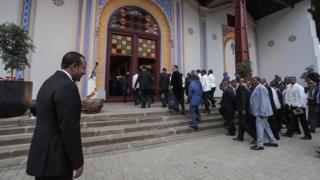 ጠቅላይ ሚኒስትሩ እንግዶችን ተቀብለው ሲያስገቡ