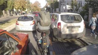 Biciklista izmedju automobila u Beogradu