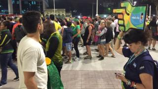 Pessoas enfrentam filas do lado de fora do Engenhão
