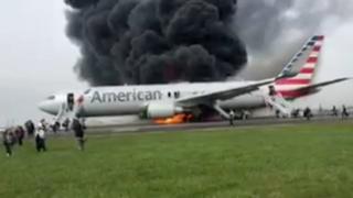 Asap hitam membumbung dari pesawat yang terbakar, seperti terlihat dalam gambar yang diambil dari video karya seorang penumpang.