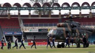 ප්රහාරයෙන් අනතුරුව ශ්රී ලංකා කණ්ඩායම සුරක්ෂිතව රැගෙන යාමට ක්රීඩාංගනයට පැමිණි හමුදා හෙලිකොප්ටරය