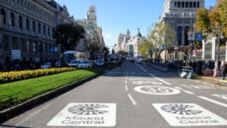 Дорожная разметка показывает зону контролируемого движения в центре Мадрида, Испания, 30 ноября 2018 года