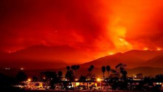 Incendio forestal detrás de casas