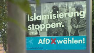 Плакат избирательной кампании правой, популистской политической партии «Альтернатива для Германии» гласит: «Остановите исламизацию. Голосуй за AfD! 18 сентября 2017 года в Берлине, Германия
