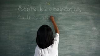 Niña escribe el abecederario