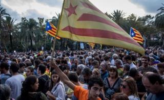 Isinzi ry'abantu bashigikiye ukwikukira i Barcelone bariko barumviriza ijambo rya Carles Puigdemont