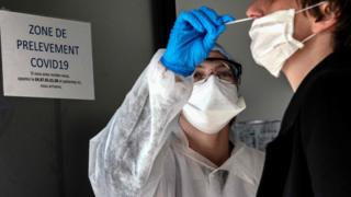 Человек проходит тестирование на вирус Covid-19 в Виллербанне, Франция (23 марта 2020 г.)