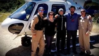 Yardım ekibinin kurtardığı Krystal Ramirez, oğul Hunter Whitson ve baba Curtis Whitson