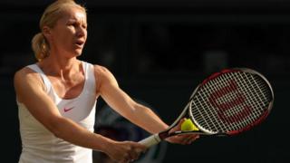 La joueuse de tennis tchèque Jana Novotna face à l’américaine Martina Navratilova (invisble sur cette photo) lors du match de double féminin contre l'Africaine Ilana Kloss et l'Américaine Rosalyn Nideffer lors des Championnats de tennis de Wimbledon le 30 juin 2010