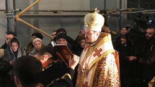 Службу проводять екзархи Вселенського патріарха в Україні архієпископ Даниїл та єпископ Іларіон (на фото)