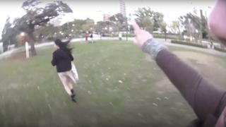 Женщина преследует мужчину по всему парку из видео