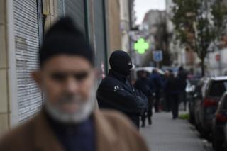 Man and policeman in Molenbeek 16 November 2015