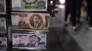 遼寧丹東一個旅遊紀念品攤販售賣的朝鮮元紙幣(3/9/2017)