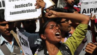 Dubartii harka ol qabdee yakka Asiif irratti raawwatameef mormii agarsiistu fi namoota dhadannoo ergaa walfakkaataa qabu ol baatan