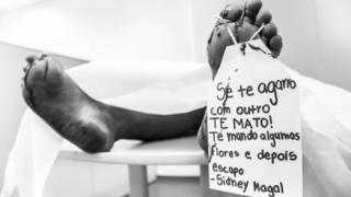 Pés com sangue, segurando letra de Sidney Magal
