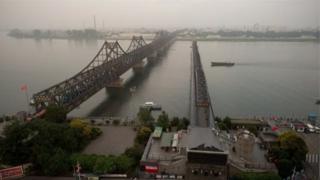 Cầu bắc qua sông Yalu gần Dandong.