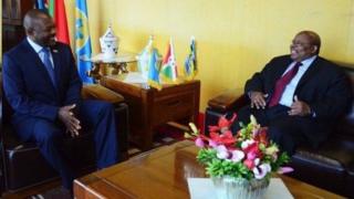 Prezida Pierre Nkurunziza ari kumwe n'umuhuza w'abarundi prezida Benjamin Mkapa