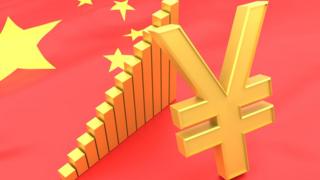 Bandera de China con el símbolo de su divisa, el Renminbi cuya unidad básica es el yuan.
