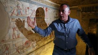 Mostafa Waziri presents the walls of the tomb, which are decorated in paintings