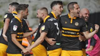Dan Butler (canol) yn dathlu sgorio dros Gasnewydd