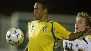 Martin Olsson akipigania mpira na Marco Marin wa Ujerumani wakati wa mechi ya kimataifa ya kirafiki ya Uefa U21 uwnajani Malmoe, Ujerumani 2007