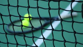 La red en una cancha del tenis.