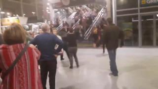 Pessoas correm para deixar Manchester Arena