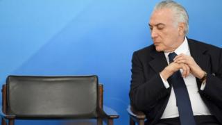 Temer mirando una silla vacía
