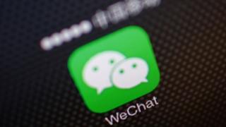 На рисунке изображен значок приложения WeChat в Пекине, 5 декабря 2013 года.