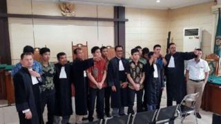 นักเรียนนายร้อยตำรวจรุ่นพี่พร้อมทนายรวมกัน หลังฟังคำพิพากษาศาล