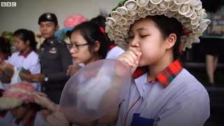 Estudiante de la escuela de salud reproductiva de Michai Viravaidya, el "Rey de los condones" de Tailandia