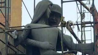 Les habitants de la ville de Sohag estiment que la statue évoque une femme harcelée sexuellement ou qu'elle donne une image frivole des militaires égyptiens.