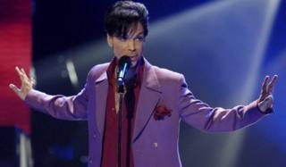 Prince performs in a surprise appearance on American Idol (24 May 2006)