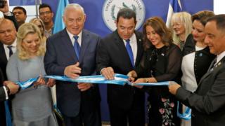 El presidente de Guatemala, Jimmy Morales, inaugurando la embajada de Guatemala en Jerusalén junto a Benjamin Netanyahu.