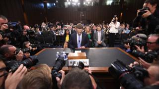 Mark Zuckerberg mira hacia abajo, en su comparecencia ante el Senado estadounidense.