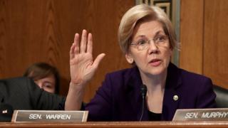 Elizabeth Warren hablando en el Senado.