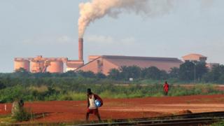 L'accord controversé a permis d'acquérir les droits miniers pour l'exploitation de minerai de fer en Guinée pour la somme de 160 millions de dollars.