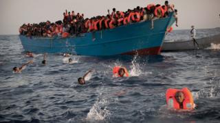 Migrantes son rescatados cerca de la costa de Libia