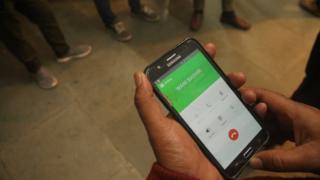 नेटवर्क तलाशता एक शख़्स