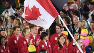 La porte-drapeau du Canada, Rosannagh Maclennan, dirige sa délégation nationale lors de la cérémonie d'ouverture des Jeux olympiques de Rio 2016 au stade Maracana à Rio de Janeiro le 5 août 2016